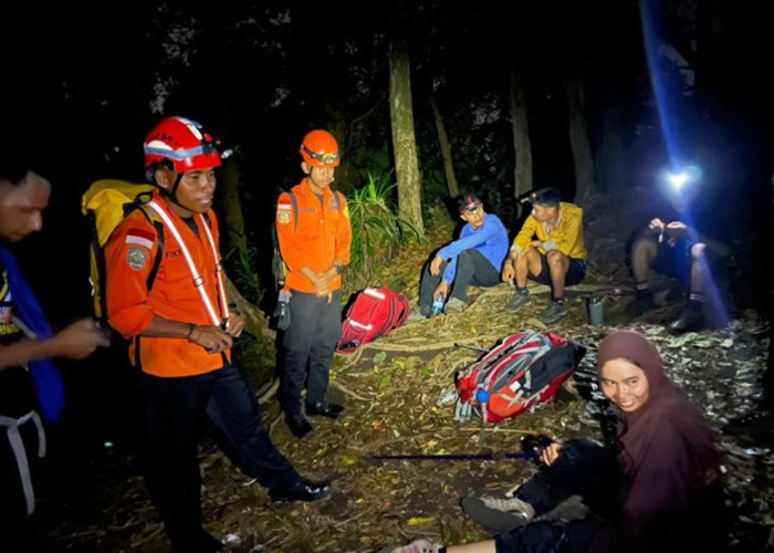 Dramatis! 3 Pendaki Terjebak Pos 3 Gamalama Dievakuasi Dini Hari di Tengah Hujan