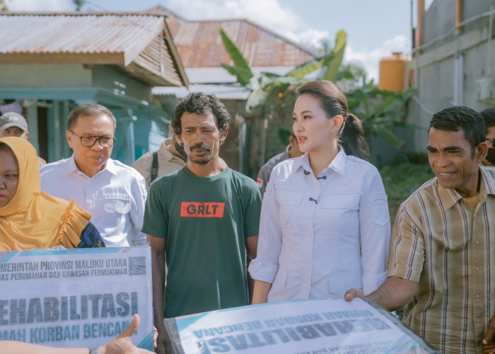 Gubernur Sherly Serahkan Bantuan Rp600 Juta untuk Rumah Baru Korban Bencana di Malut