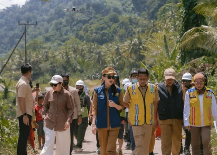 Gubernur Sherly Turun Ke Jalan Rusak 100 Km Payahe-Saketa, Kaget Lihat Jalur 'Jalur Maut' Gunung Mangga