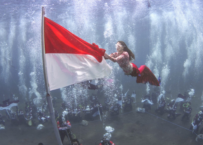 Gubernur Sherly Kibarkan Merah Putih di Bawah Laut dengan Kostum Mermaid