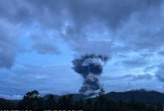 Semburan Abu 5 Kilometer: Gunung Dukono di Halmahera Utara Erupsi Eksplosif Malam Ini